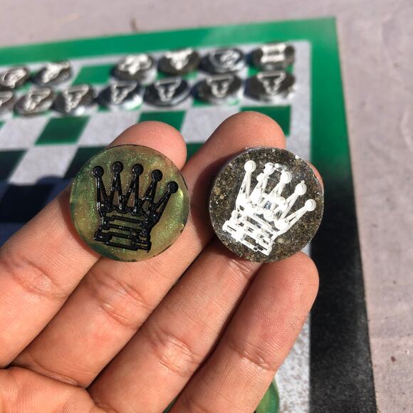 Chess Set - Green Black & White - Picture 7 of 10